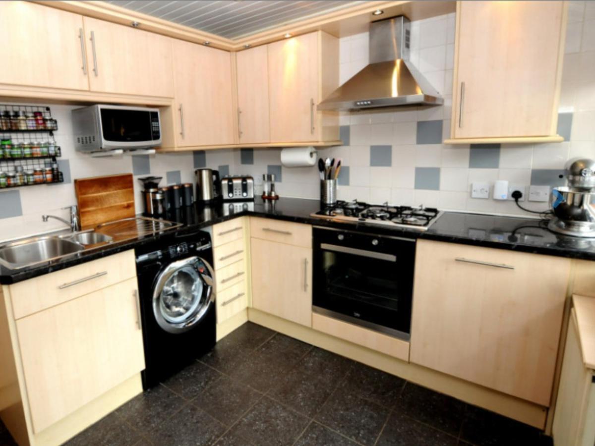Cheerful One Bedroom Cottage With Parking Space. Глазгоу Екстериор снимка