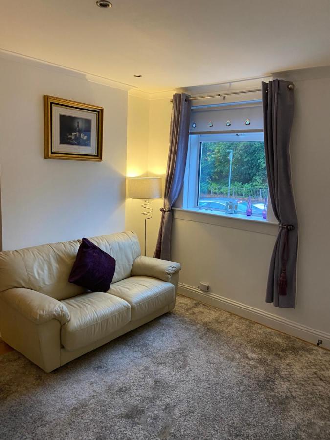 Cheerful One Bedroom Cottage With Parking Space. Глазгоу Екстериор снимка