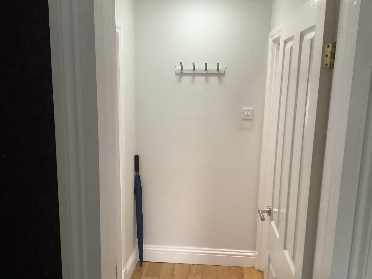 Cheerful One Bedroom Cottage With Parking Space. Глазгоу Екстериор снимка